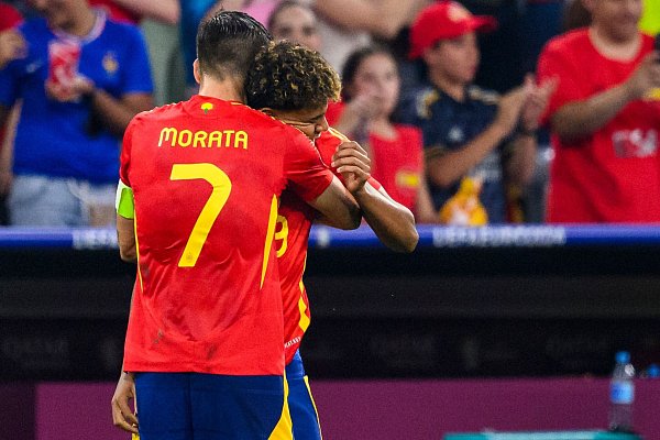 Spaniens Lamine Yamal (r) freut sich nach seinem Tor zum 1:1-Ausgleich gegen Frankreich mit Alvaro Morata. - © Tom Weller/dpa