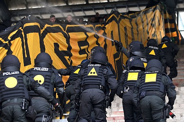 Polizisten reagieren am Block der Fans aus Dresden in der Partie bei Hansa Rostock. - © Michael Schwartz/dpa