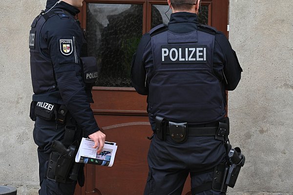 Dabei gehen Einsatzkräfte auch von Haustür zu Haustür. - © Stefan Sauer/dpa