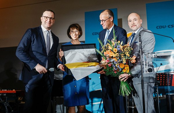 Auch Ehefrau Charlotte Merz kam zum Geburtstagsempfang. - © Tobias Koch/CDU/CSU-Fraktion im Deutschen Bundestag/dpa