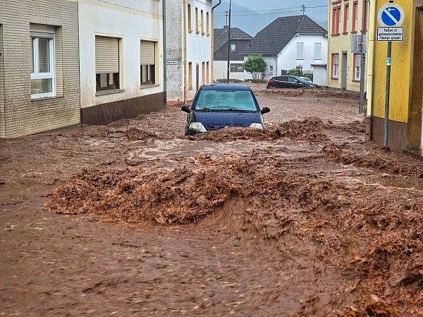 In Kirn ist es zu Überflutungen und Erdrutschen gekommen. - © Sebastian Schmitt/dpa