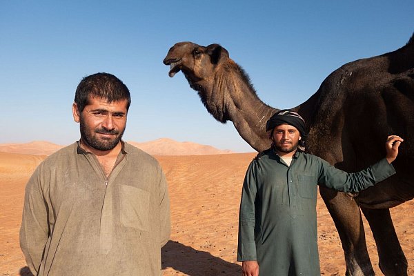 Shear (l.) und Nasir Ahmed sind als Kamelhüter so etwas wie moderne Nomaden. - © Andreas Drouve/dpa-tmn