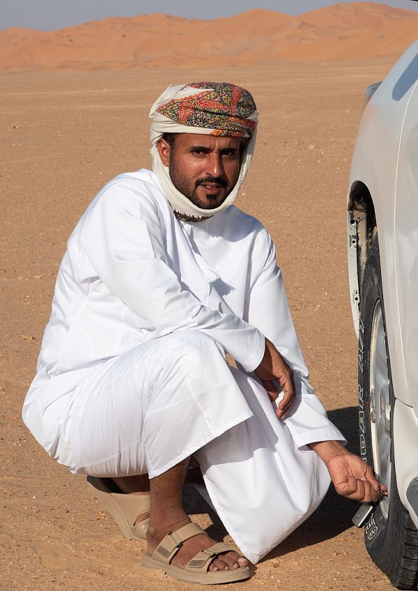 So fährt es sich besser: Wüstenguide Mohammed Mussallem lässt Luft aus den Reifen. - © Andreas Drouve/dpa-tmn