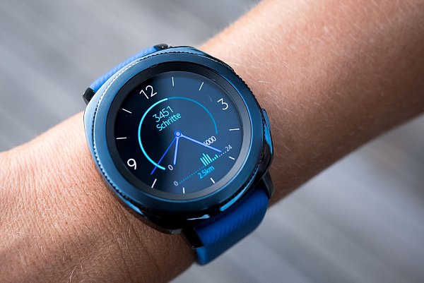 Kann motivieren, aber auch Stress verursachen: die Smartwatch, die die Trainingseinheiten protokolliert. - © Alexander Heinl/dpa-tmn