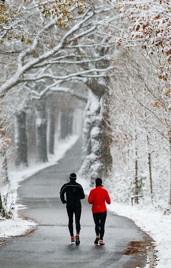 Jeden Samstag eine große Runde laufen: Wenn Sporteinheiten zur festen Gewohnheit geworden sind, fällt es mit der Zeit immer leichter, sich aufzuraffen - auch im Winter. - © picture alliance / dpa-tmn