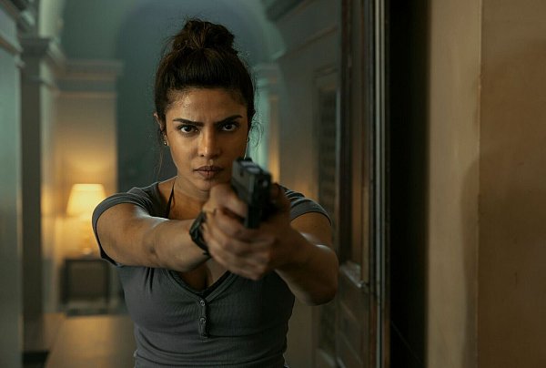 Priyanka Chopra Jonas spielt Agentin Noel Bisset. - © Amazon MGM Studios/Prime Video/dpa