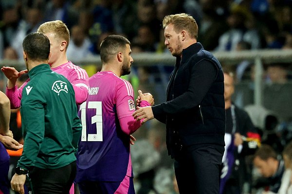 Bundestrainer Julian Nagelsmann (r) gratuliert Deniz Undav in Zenica bei der Auswechslung zu seinem Doppelpack. - © Christian Charisius/dpa
