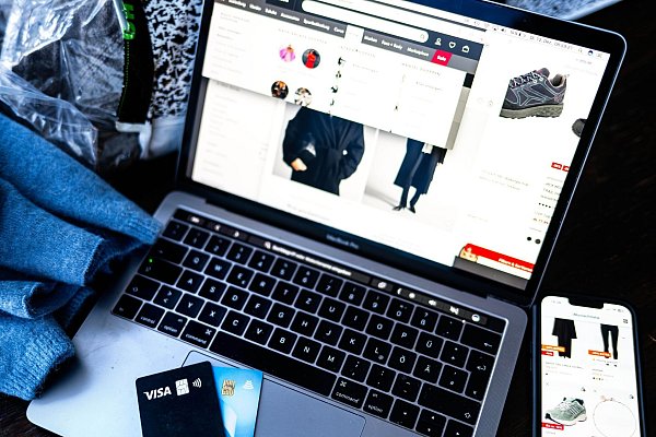 Direkt zuschlagen oder gucken, ob\\\'s das Teil auch noch anderswo gibt: Das sollte man sich überlegen, raten Experten. - © Sina Schuldt/dpa/dpa-tmn