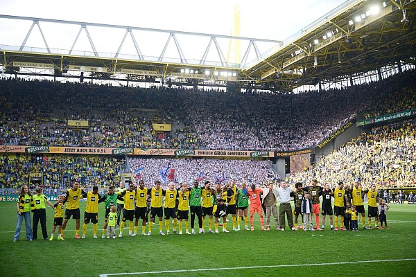 Die Mannschaft konnte die Qualifikation für die Königsklasse mit ihren Fans feiern. - © Bernd Thissen/dpa