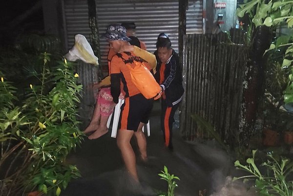 Tausende Menschen mussten aus ihren Häusern evakuiert werden. - © Uncredited/Philippine Coast Guard/AP/dpa