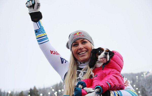 Abfahrerin Vonn nahm ihre Hündin Lucy regelmäßig zu Rennen mit. - © Marco Trovati/AP/dpa