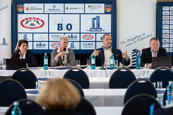 Blicken konsterniert drein: die Präsidiumsmitglieder der DESG. - © Christophe Gateau/dpa