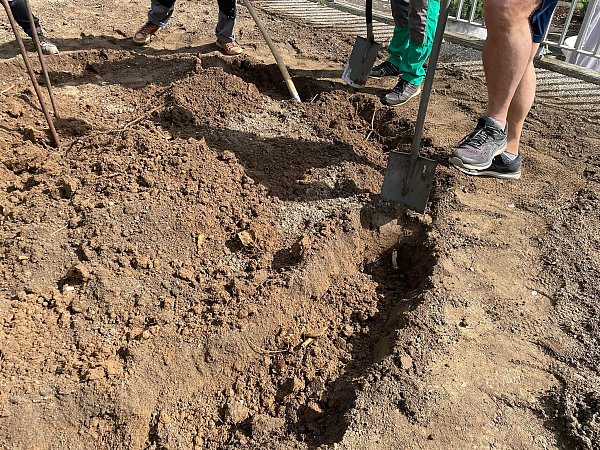 Ein spatenbreiter Graben mit rund zwei Metern Durchmesser sorgt für die Stabilität des Tipis. - © DIY Academy/dpa-tmn
