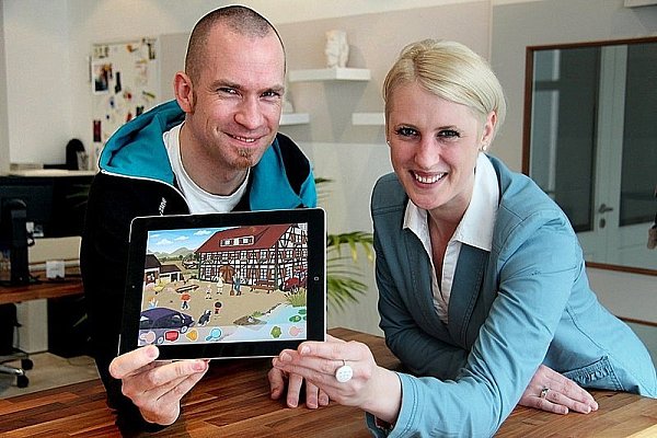 Jeldrik und Stefanie Pannier zeigen das Ergebnis. - © FOTO: PAVLUSTYK