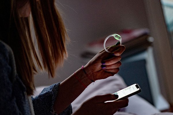 Grünes Licht: Leuchtet der Sensor, können die Zyklus-Daten in die App übertragen werden. - © Zacharie Scheurer/dpa-tmn