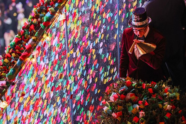 Ein Meer aus Konfetti auf dem Times Square. - © Heather Khalifa/AP/dpa