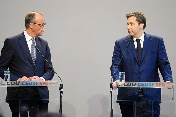 Wollen die deutsche Wirtschaft wieder in Schwung bringen: Der wahrscheinlich nächste Kanzler, Friedrich Merz (CDU), und SPD-Chef Lars Klingbeil. (Archivbild) - © Kay Nietfeld/dpa