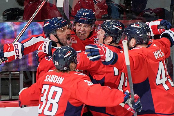 Ausgelassene Freude: Alexander Owetschkin (l) trifft zum Torrekord in der NHL. - © Mark Schiefelbein/AP/dpa