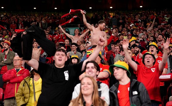 Die einzigen Stimmungsmacher in Wembley: Wales\\\' Fans feiern trotz 0:3. - © John Walton/PA Wire/dpa