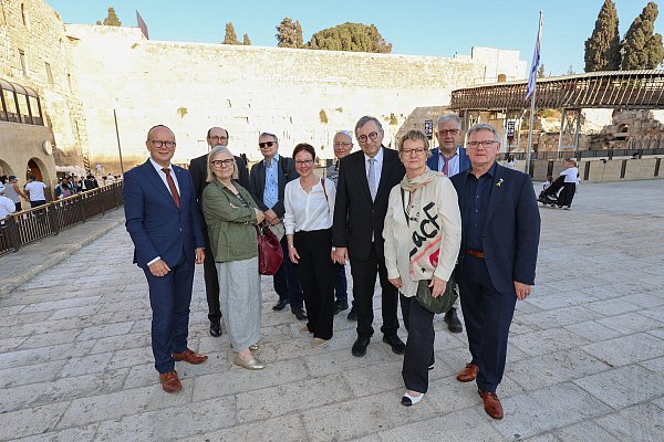 Die NRW-Delegation in Israel mit NRW-Landtagspräsident André Kuper aus Rietberg (l.) und Adelheid Ruck-Schröder, Präses der Evangelischen Kirchen von Westfalen aus Bielefeld (Mitte).  - © Landtag/Melanie Zanin