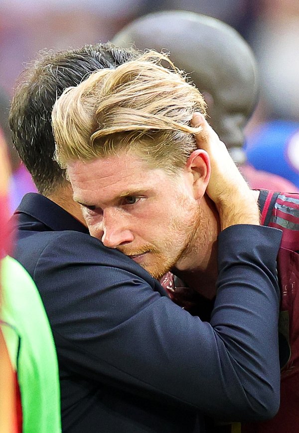 Belgiens kritisierter Nationaltrainer Tedesco muss seinen Kapitän trösten. Ein Rücktritt De Bruynes steht wohl nicht zur Debatte. - © Rolf Vennenbernd/dpa