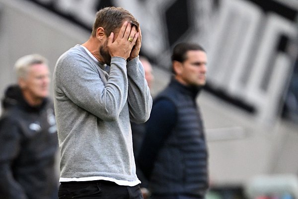 Kann kaum hinsehen: Union-Coach Bo Svensson - © Federico Gambarini/dpa