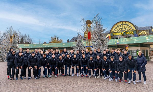 Der Besuch im Freizeitpark war für die Nationalspieler aus Bosnien-Herzegowina eine Überraschung. - © Mischa Hauser/Europa-Park/dpa