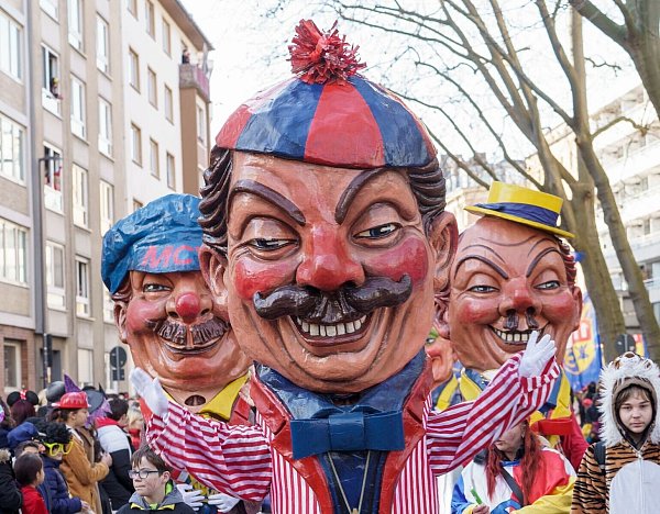 Die Schwellköpp des Mainzer Carneval-Vereins (MCV) auf dem Umzug. - © Andreas Arnold/dpa