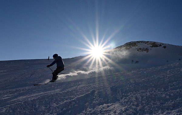 an der Zugspitze beginnt die Skisaison. (Archivbild) - © Angelika Warmuth/dpa