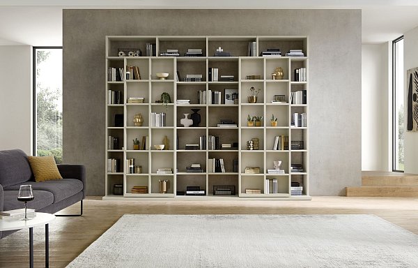 Die hellen, vorderen Elemente im Regal von RMW Wohnmöbel sind beweglich - dahinter kann man Bücher verstauen oder etwa einen Fernseher elegant verbergen. - © RMW Wohnmöbel/VDM/dpa-tmn