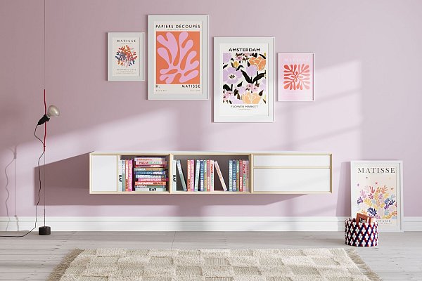 Flache, schwebende Bücherregale, hier von Müller Möbelwerkstätten, sorgen für Leichtigkeit im Raum - darüber kann man Bilder hängen und so die Wand dekorieren. - © Müller Möbelwerkstätten/VDM/dpa-tmn