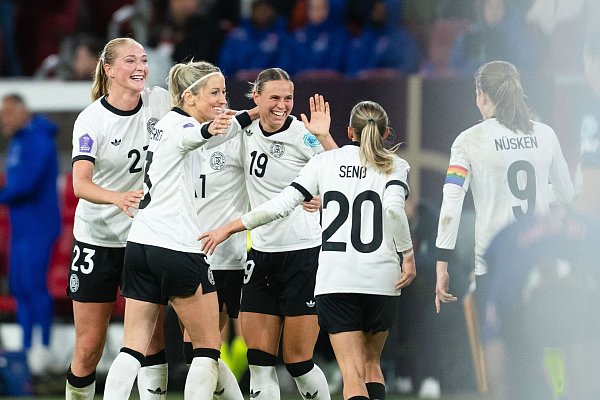 Deutsche Jubeltraube um Torschützin Klara Bühl (Mitte): Auch dank Camilla Küver (l) blieb die DFB-Elf ohne Gegentor. - © Marius Becker/dpa