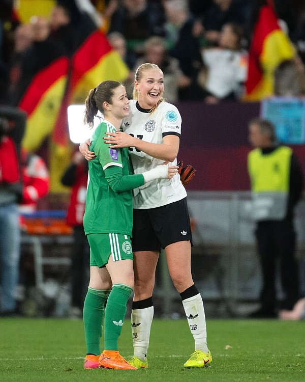 Gewinnerinnen beim Frankreich-Spiel: Torhüterin Stina Johannes (l.) und Debütantin Camilla Küver - © Marius Becker/dpa