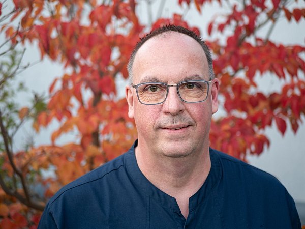 Küchenmeister Martin Schlösser leitet eine Kochschule in Altenburg. - © Andreas Drouve/dpa-tmn