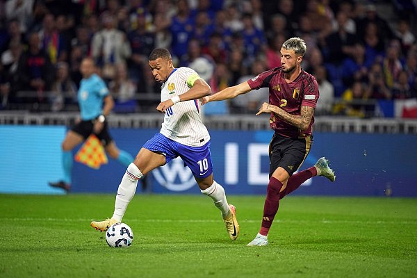 Kylian Mbappé (l) kehrt für die letzten beiden Nations-League-Spiele nicht in den Kader von Vizeweltmeister Frankreich zurück. - © Laurent Cipriani/AP/dpa