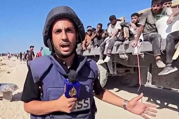 Anas al-Scharif, dem der israelische Angriff galt, war als Reporter vor der Kamera das Gesicht von Al-Dschasira im Gazastreifen. (Archivbild) - © Uncredited/AL JAZEERA via AP/dpa