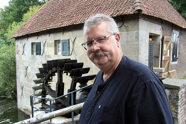 Mu?hlenexperte Detlev Flores erkla?rt den Besuchern die Wassermu?hle Mallum. - © Bernd F. Meier/dpa-tmn