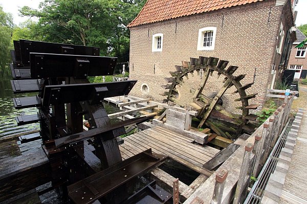 An der Ölliemölle von Borculo drehen sich gleich zwei Mühlräder. - © Bernd F. Meier/dpa-tmn