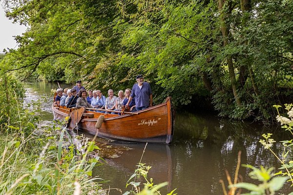 Im Berkelzompen unterwegs: Früher haben die flachen Kähne Waren transportiert, heute sind es Touristen. - © Guido Bogert/Achterhoek Toerisme/dpa-tmn