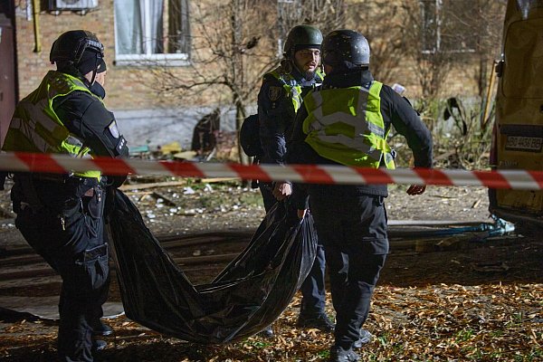 Rettungskräfte konnten einen Zivilisten nur noch tot aus den Trümmern bergen. - © Efrem Lukatsky/AP/dpa
