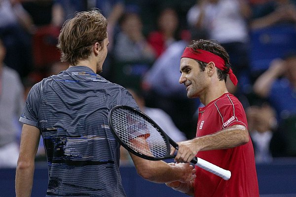 2019 trafen Alexander Zverev und Roger Federer in Shanghai zum letzten Mal aufeinander. - © Andy Wong/AP/dpa