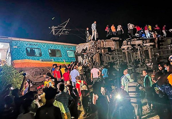 Rettungskräfte an der Unfallstelle. Mindestens 275 Menschen kamen bei dem Unglück ums Leben. - © ---/Press Trust of India/dpa