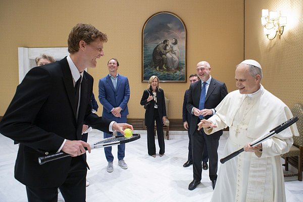 Papst Leo XIV. (rechts) scherzt mit Tennisstar Jannik Sinner. - © Vatican Media/IPA via ZUMA Press/dpa
