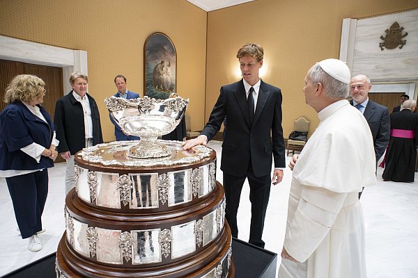 Zur Privataudienz bei Papst Leo XIV. brachte Tennisstar Stinner den Pokal für den Davis-Cup-Sieg mit. - © Vatican Media/IPA via ZUMA Press/dpa