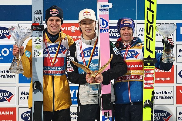 Kämpften vergangenen Winter um die Trophäe: Wellinger, Kobayashi und Kraft. - © Daniel Karmann/dpa