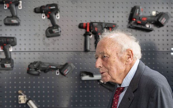 Seit Anfang des Jahres ist Würth nicht mehr Chef des Stiftungsaufsichtsrats - und will mehr privat machen. (Archivbild) - © Marijan Murat/dpa