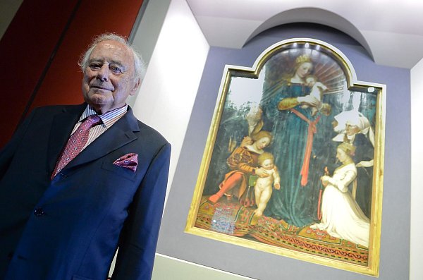 Würth ist auch Kunstsammler. Hier steht er vor dem Gemälde «Schutzmantelmadonna» von Hans Holbein, das in einem seiner Museen in Schwäbisch Hall zu sehen ist. (Archivbild) - © picture alliance / dpa