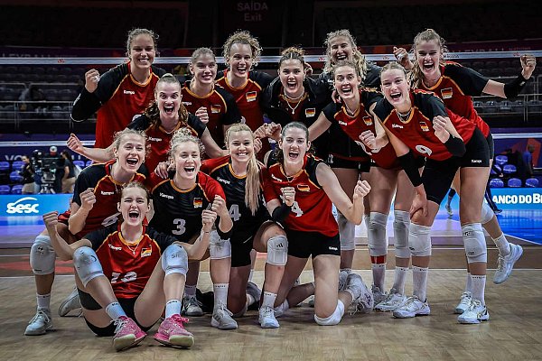 Die Volleyballerinnen sorgten für ein geglücktes Debüt ihres neuen Trainers Giulio Bregoli. - © --/volleyballworld/dpa