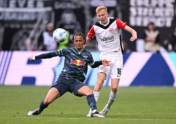 RB Leipzig um Xavi Simons (l) legte gegen Eintracht Frankfurt mit Hugo Larsson einen enttäuschenden Auftritt hin. - © Arne Dedert/dpa