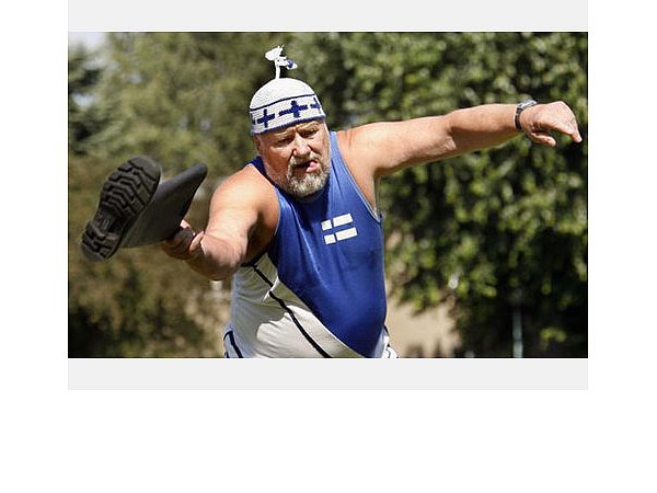 Die Kopfbedeckung dieses Gummistiefel-Weitwerfers deutet auf das Ursprungsland der Sportart hin: Finnland.